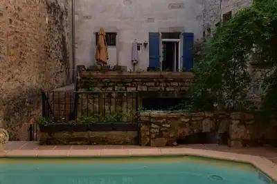 Image de Maison de ville médiévale au coeur du village avec piscine privée, terrasse et cour paisible
