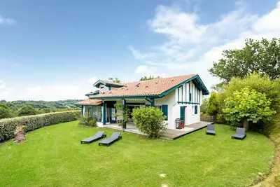 Image de Vue imprenable sur les Pyrénées  et la Rhune! ! Maison à flan de colline