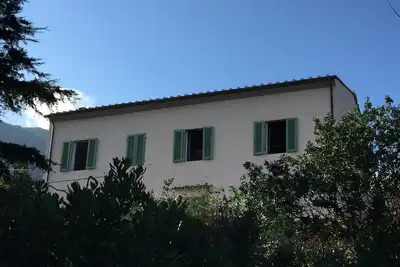 Image de Maison entourée de verdure avec descente directe sur la plage et grand parking