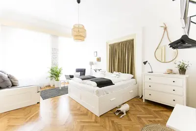 Image de Vendredi spacieux appartement de 3 pièces, près du pont Charles et du château de Prague.