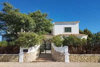 Image de Casa Camaleão dans un endroit calme dans la vallée des oliviers avec jardin et piscine