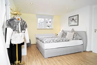 Image de 4 **** Exclusive, entièrement équipée appartement Moselle avec vue sur le château et balcon.