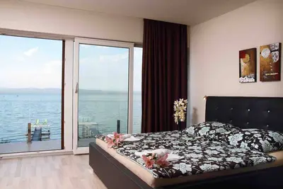 Image de Seehaus 1 directement sur le rivage avec sa propre jetée