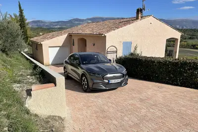 Image de maison de vacances indépendante dans un endroit calme et éventuellement location de moto