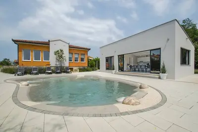 Image de Villa avec piscine hydromasagge. Enfants bienvenus.