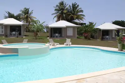 Image de Bungalow 3 : : Bungalow de standing avec piscine à St-François