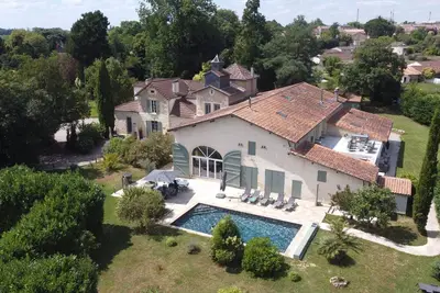 Image de Bordeaux Villa avec Piscine chauffée et Jacuzzi, 9 chambres / 19 personnes