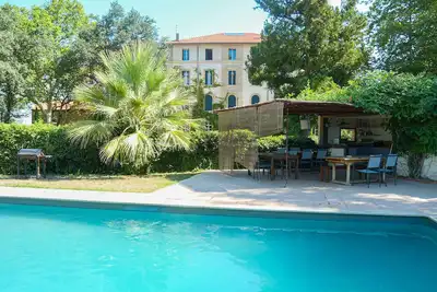 Image de Château dans magnifique parc arboré avec piscine