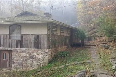 Image de Cascade privée de 150 pieds à droite du pont! Rustique, d'inspiration asiatique.