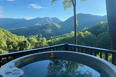 Image de Détendez-vous et profitez de la belle vue sur les montagnes dans votre bain à remous privé.
