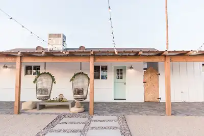 Image de Détendez-vous et détendez-vous dans cette escapade de 3 chambres à South Scottsdale.