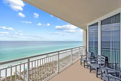 Image de Vous attendez avec impatience l'happy hour sur votre balcon privé donnant sur le golfe.