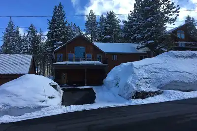 Image de Maison de montagne luxueuse et confortable avec bain à remous et sauna! Parfait pour les familles!