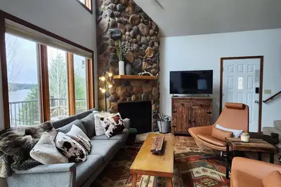 Image de Spacieuse villa au bord du lac, 4 chambres \/ 3 salles de bain, ski \/ golf \/ poisson \/ sentiers 4 saisons