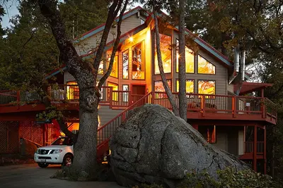 Image de À l'intérieur de Yosemite N. P. Portes! , Nos chambres confortables sont à quelques minutes des attractions de la vallée