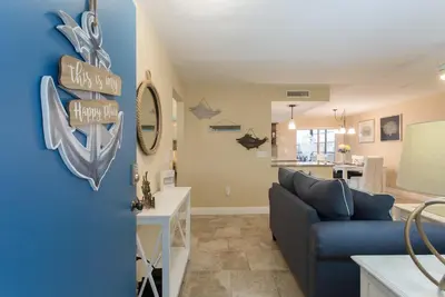 Image de Venez à votre endroit heureux! 2/2 communauté riveraine rez de chaussée Condo!