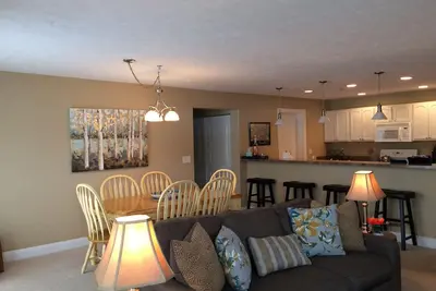 Image de Downtown Traverse City Condo, à proximité des commerces, de la nourriture, des loisirs, des plages.