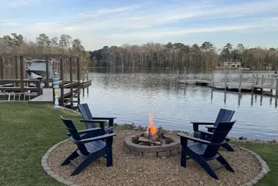 Image de La cabane de Boujee - Maison sur le bord du lac rénovée sur mesure, nouveau quai et flotteur
