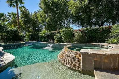 Image de Retraite du désert de 3 chambres avec piscine privée d'eau salée, bain à remous, foyer et vues sur la montagne