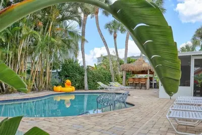Image de Grande Maison De Piscine Au Niveau Du Sol ** RÉNOVÉE **