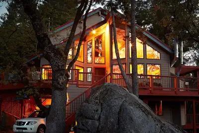 Image de À l'intérieur de Yosemite N. P. Portes! , Nos chambres confortables sont à quelques minutes des attractions de la vallée.
