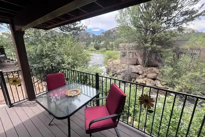 Image de Condo de luxe sur la rivière près de la ville et Rmnp Great Couples Getaway!