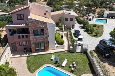 Nouvelle villa de vacances, jardin grec, piscine, barbecue, vue magnifique, à 2 km de la mer