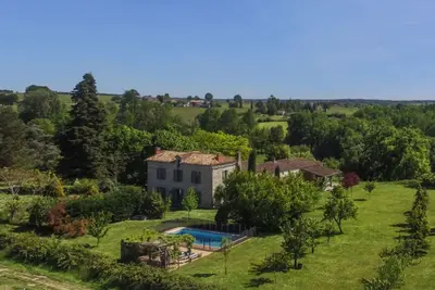 Image de La Gravouse: Manoir avec piscine privée et court de tennis au milieu des vignes
