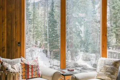 Image de Maison spacieuse sur Gore Creek ~ 5 chambres / 5 bains (12 personnes) arrêt de bus à côté!