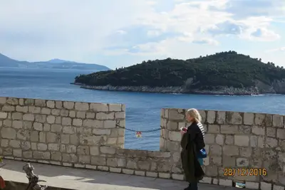 Maison familiale confortable dans les remparts de la ville de Dubrovnik, côté mer du Sud, avec une vue imprenable.