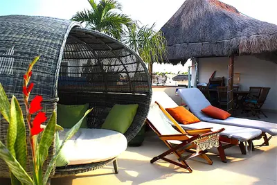 Image de Kingsize 1bdr apt avec balcon privé et jacuzzi, toit commun avec piscine (unité 204)