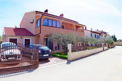 Image de Appartement de trois chambres au rez-de-chaussée dans la partie paisible de Pula