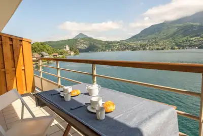 Image de Les Libellules - Appartement surplombant le lac.