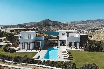Image de Deux élégantes villas reliées par une piscine avec une vue imprenable sur la mer