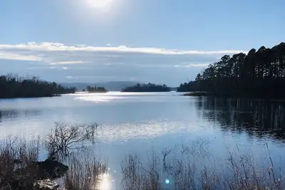 Image de “Maison de campagne tranquille située près de l'extrémité nord du lac Ouachita. ”