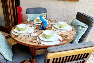 Image de Zen @ Hibiscus ~ Promenez-vous vers la ville, la plage et la marina!