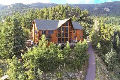 Image de Spectaculaire Colorado Mountain Lodge avec une vue imprenable et un bain Ă remous!