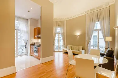 Image de Bel appartement sur Trafalgar Square, balcon donnant sur le centre commercial Pall