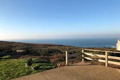 Image de Pointe du Raz, Chalet en bois face à l'océan en bordure du Grand Site de France