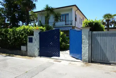 Villa avec jardin, à seulement 400 mètres des plages de Forte dei Marmi en Versilia