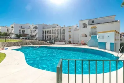 Image de Nouvel appartement à distance de marche de la plage, du train et du supermarché.