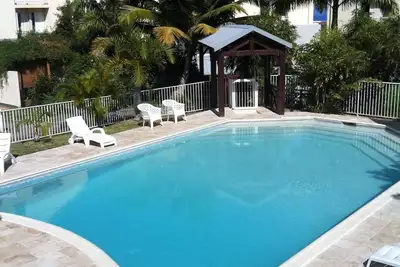 Image de Vue mer exceptionnelle dans ce très bel appartement avec jardin et piscine.