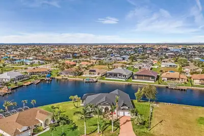 Deluxe villa, southwest facing, heated pool & spa, large corner lot, Gulf access