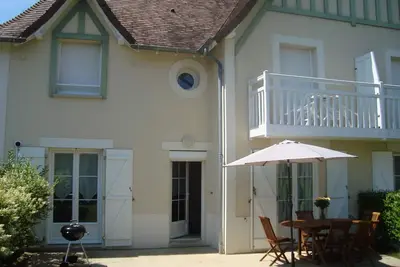 Image de maison avec jardin clos dans résidence sécurisée, accès mer et commerces à pied