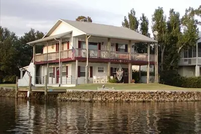 Image de Cabine nautique avec vue panoramique sur l'eau