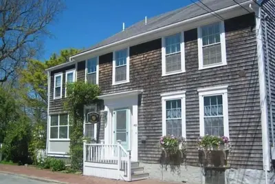 Image de Historic Nantucket Accueil - 2 min Ă pied du centre-ville et de rue