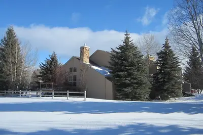 Image de Maison de ville de luxe avec vue sur la montagne et bain à remous privé