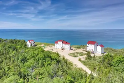 Image de Lake Bluff Preserve Spruce Cottage pour 22 personnes avec vue sur le lac Michigan au coucher du soleil