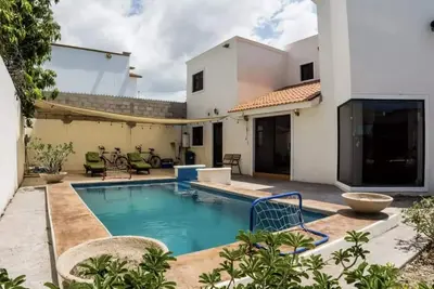 Image de Spacieux Pool House 4 Br idéal pour faire la fête