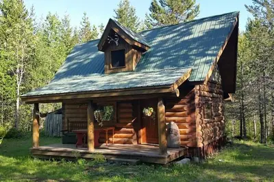 Image de Violet Cabin - Glamping dans les mélèzes à 25 minutes de Salmon Arm